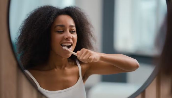 Saiba como evitar os germes escondidos nas escovas de dentes e qual frequência de troca